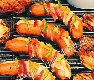Сосиски с сыром и беконом на гриле